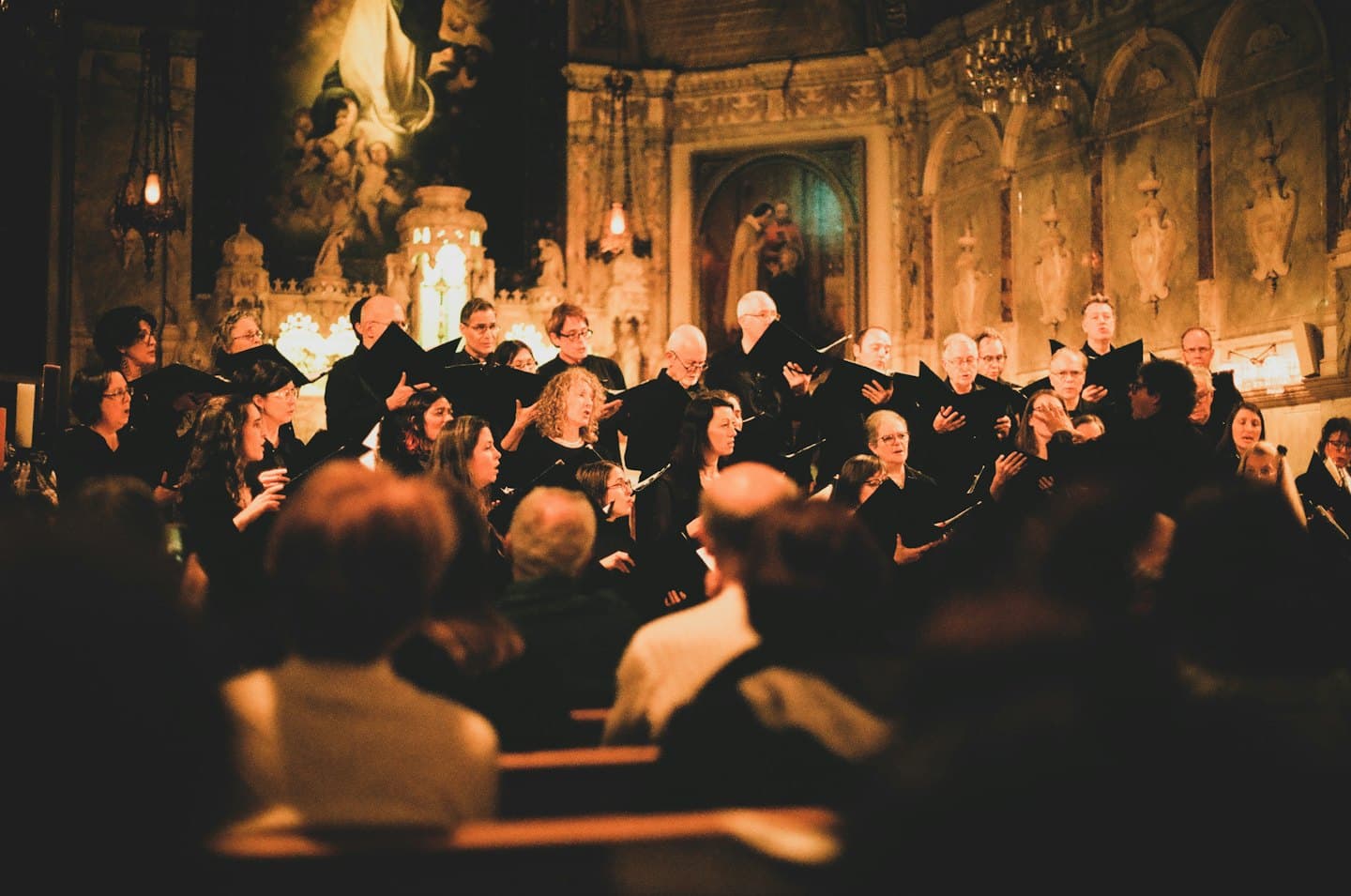 Ein Chor singt aus Noten in einer großen Kirche.