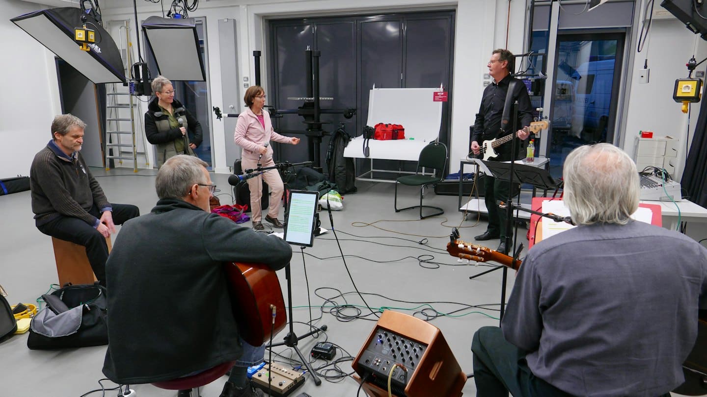 Bandmitglieder proben Musik in einem professionellen Tonstudio.
